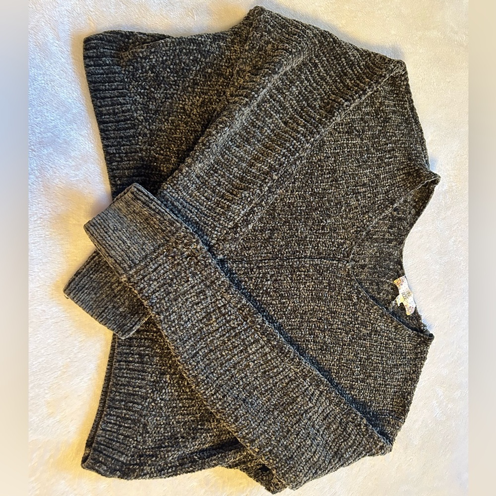 Green knitted v-neck sweater!